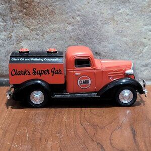 1937 Chevy Tanker Clarks Super Gas Lockable  Metal Coin Vehicle Bank 1:25 Scale